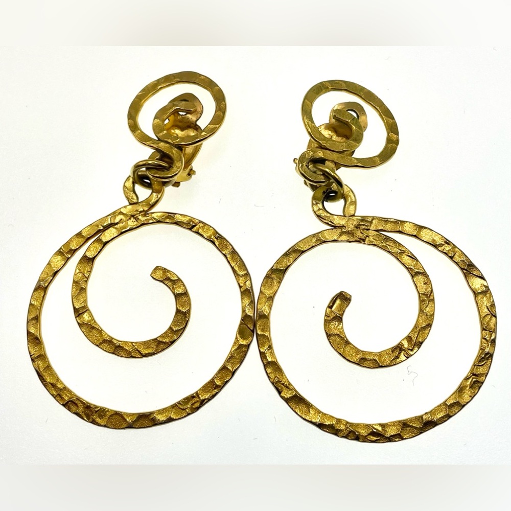 Vintage Gold Tone Hammered Scroll Design Dangle Clip In Earrings Made in Greece - Picture 6 of 9